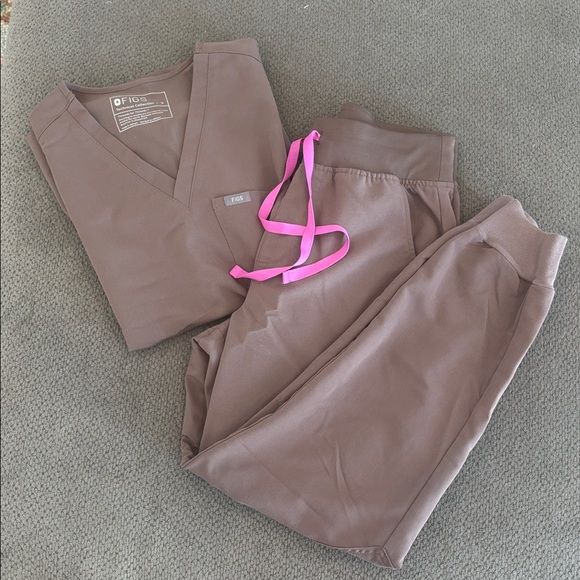 FIGS “smoky taupe” set - Picture 2 of 4